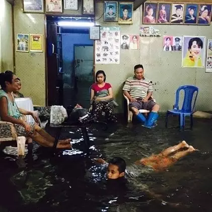 10 Potret orang menghadapi banjir ini bikin geleng-geleng kepala