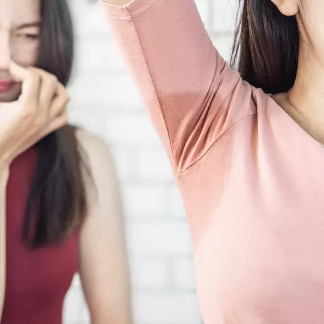 Segan tegur teman yang bau badan? Ini cara tepat menurut psikolog