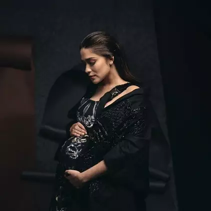 7 Potret maternity Yasmine Wildblood, bernuansa hitam putih