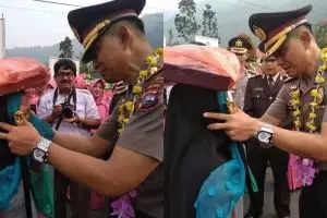Viral kisah haru perpisahan Kapolres dan gadis penjual onde-onde