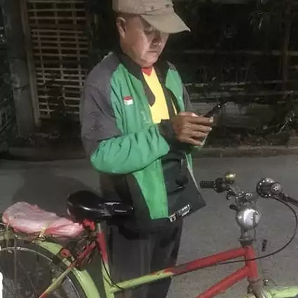 Kisah driver ojek online narik pakai sepeda, endingnya bikin haru