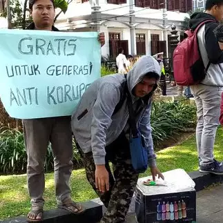 Kisah penjual es gratiskan dagangan saat demo tolak pelemahan KPK
