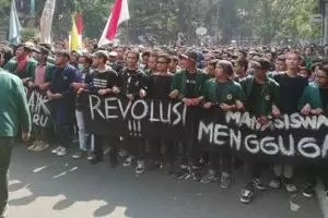 Demo tolak Revisi UU KPK di Bandung ricuh, 92 mahasiswa terluka