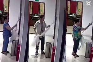 Lewat CCTV, orang-orang ini kepergok curi tisu dari toilet umum 