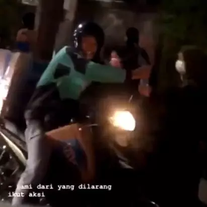 Viral driver ojek online bagikan minum ke mahasiswa demonstran