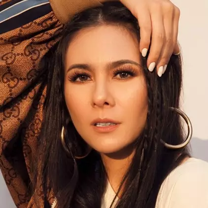 Pamer foto dalam kereta, busana Wulan Guritno jadi sorotan