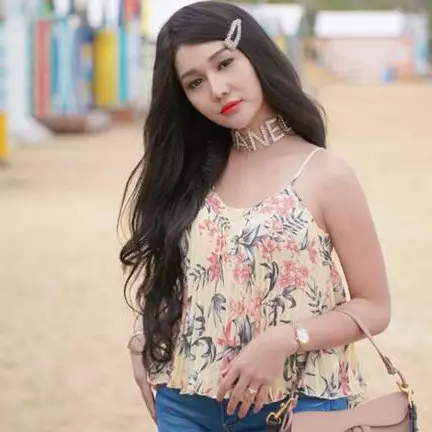 Akting jadi penjual tahu gejrot, gaya Lucinta Luna jadi sorotan