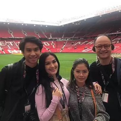 8 Momen liburan Iis Dahlia ke Inggris, rayakan ulang tahun Devano