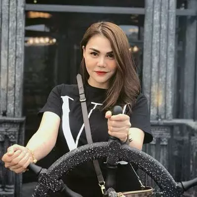 Unggah foto ibu sakit, wajah adik DJ Butterfly bikin gagal fokus