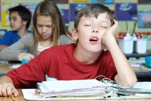 9 Cara mengatasi kantuk saat belajar di rumah dan sekolah