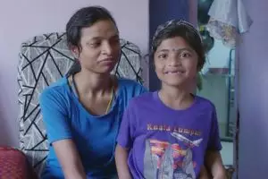 Kisah ibu rela makan beras mentah demi anak ini bikin haru