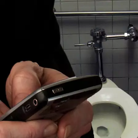 Main HP saat BAB bisa tingkatkan risiko ambeien, ini penjelasannya