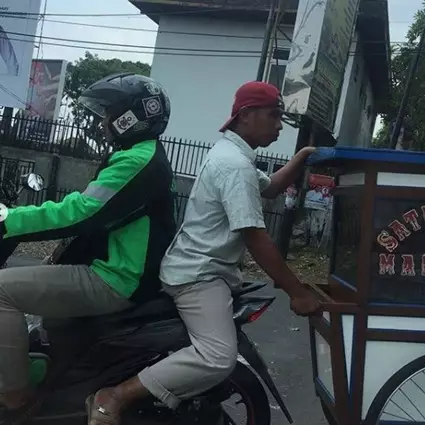 10 Barang bawaan penumpang ojek online ini bikin driver serba salah