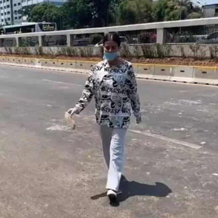 7 Momen Awkarin lakukan aksi pungut sampah sisa demo, tuai pujian