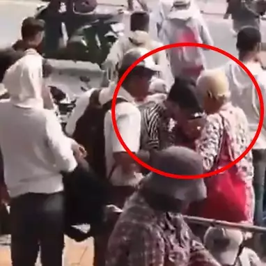 Viral momen anak STM salim ke orang tua di lokasi demo, salut