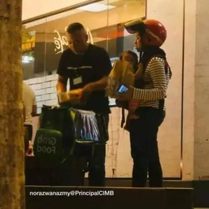 Viral foto ibu ojek online antar makanan sambil gendong bayi