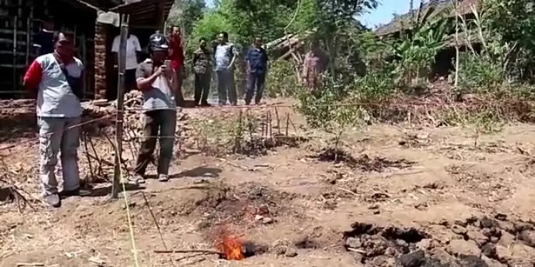 Semburan api dari tanah bikin gempar warga Ponorogo