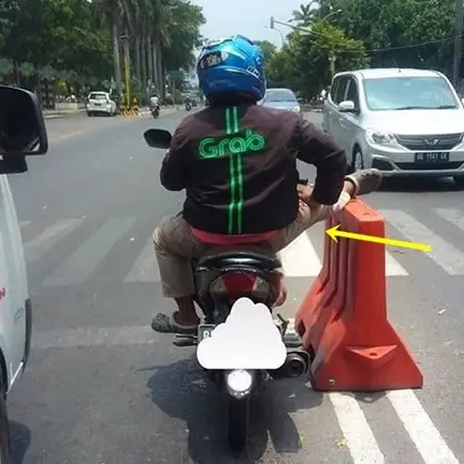 10 Tingkah santai driver ojek online berhenti di lampu merah
