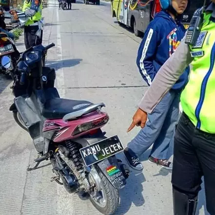 10 Slogan lucu di plat nomor kendaraan ini mengundang senyum