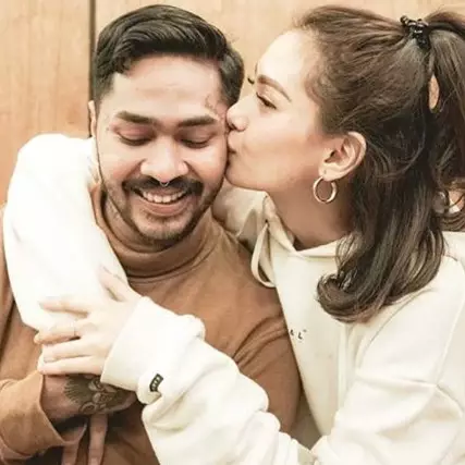 Ngaku hamil duluan, 6 seleb ini melahirkan tak lama usai nikah