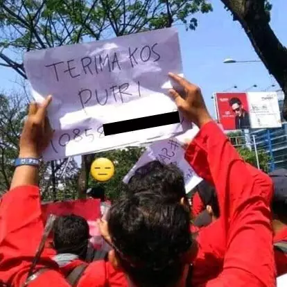 Tulis nomor HP di kertas demo, mahasiswa ini kena prank warganet