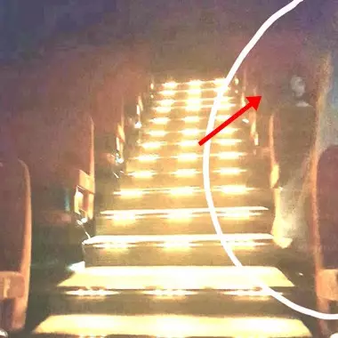 Iseng foto tangga bioskop, perempuan ini potret penampakan serem