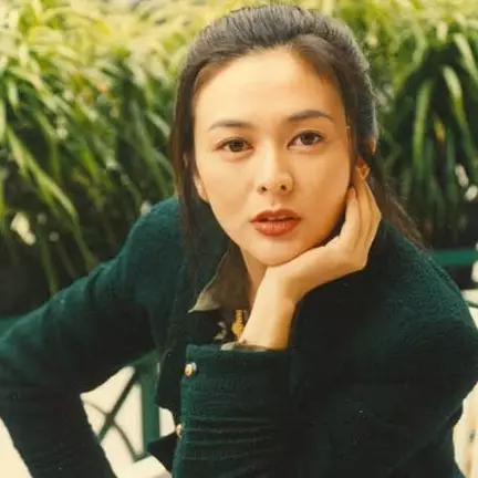 Sempat jadi sorotan, ini 8 potret terbaru Rosamund Kwan