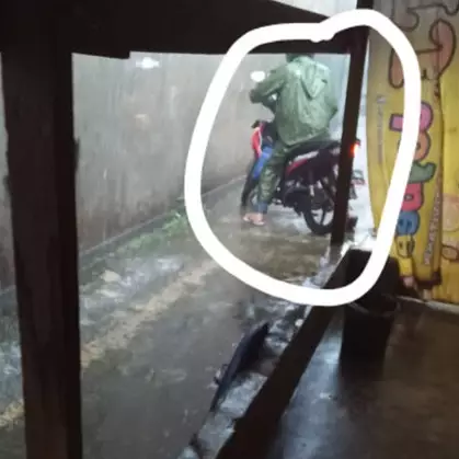 Kisah perjuangan driver ojek online antar makanan saat hujan deras