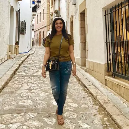 10 Gaya Bella Saphira liburan di luar negeri, simpel bersandal jepit