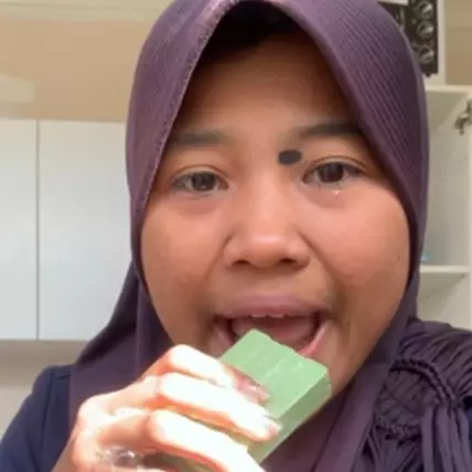 Ingat cewek sering review makan sabun? Sekarang punya pacar bule