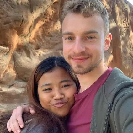 10 Potret kemesraan Helen 'review sabun' dan pacar bulenya