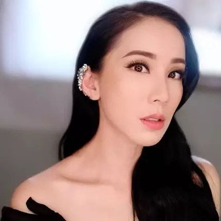 8 Potret prewedding Jill Gladys-Billy Soelaiman berkonsep hitam putih