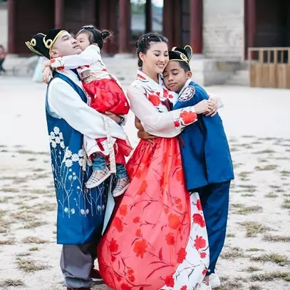 11 Potret keluarga Ruben Onsu di Korea, liburan pertama Betrand Peto