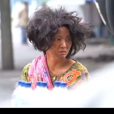 Menyamar jadi orang gila, Sarwendah menangis saat diberi makan