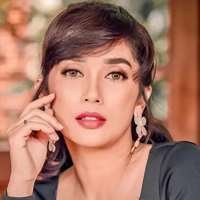 5 Seleb tak segan pakai sandal beda kanan-kiri, nyentrik abis