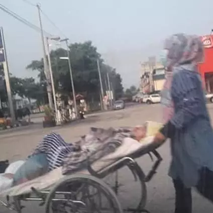 Kisah pilu istri antar suami sakit paru-paru ke RS pakai troli