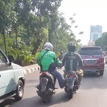 10 Potret solidaritas driver ojek online ini bikin salut