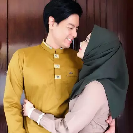 Momen mesra Roger kepada Cut Meyriska sebelum makan, bikin baper