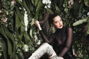 10 Potret keseruan Nia Ramadhani tunggangi kuda, gayanya stylish