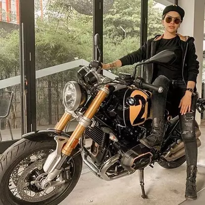 Gaya 7 seleb cantik saat naik motor gede ini gahar abis