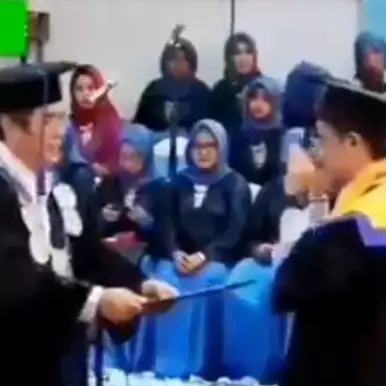Viral, pria ini joget 'entah apa yang merasukimu' saat wisuda
