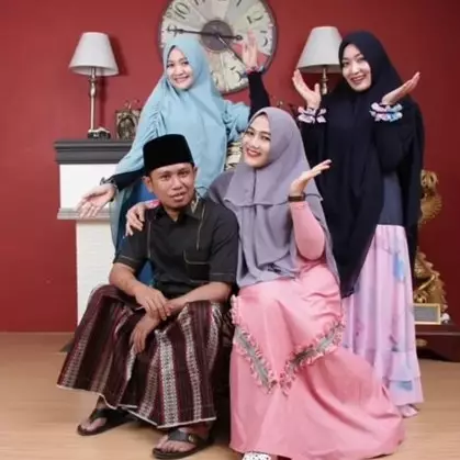 10 Potret kebersamaan Lora Fadil dan ketiga istrinya, harmonis abis