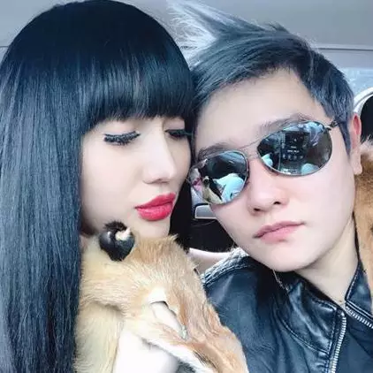 Berenang bareng Lucinta Luna, momen Abash buka baju bikin penasaran