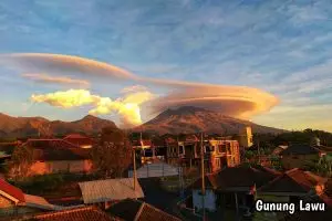 Gunung Lawu diselimuti awan bertopi, keindahannya bikin terpana