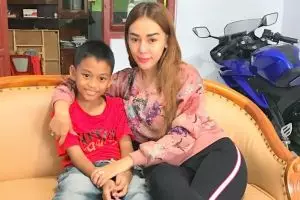 Jarang terekspos, ini 5 kebersamaan Bebby Fey dan sang anak