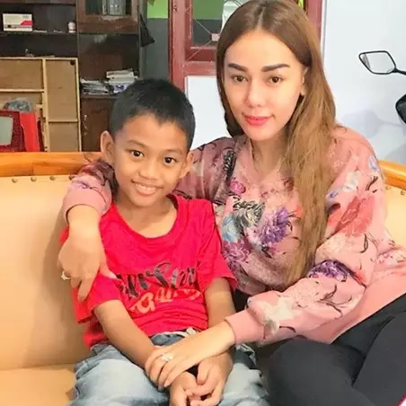 Jarang terekspos, ini 5 kebersamaan Bebby Fey dan sang anak