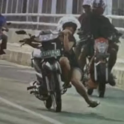 10 Gaya cewek Indonesia naik motor ini tak biasa, bikin ngakak