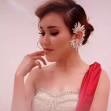 Unggah foto bareng rekan seleb, mata Ayu Ting Ting curi perhatian