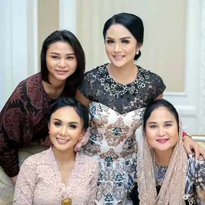 10 Potret ibunda Krisdayanti, tetap awet muda di usia 69 tahun