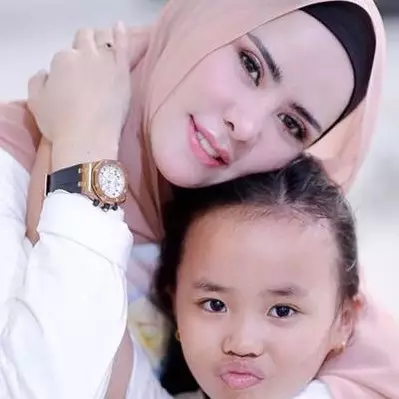 Unggah video joget bersama putrinya, Angel Lelga tuai kritik